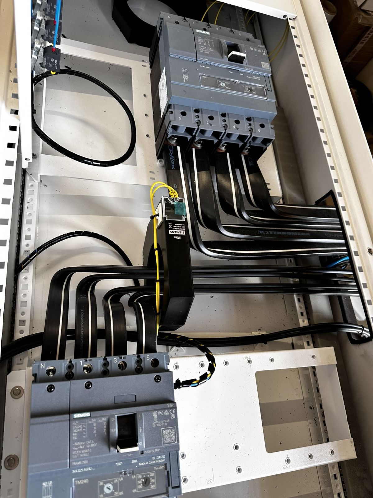 Cálculo de la Carga Eléctrica: Determinación de la demanda eléctrica total, considerando todos los dispositivos y sistemas que consumirán energía.