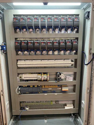 Ejemplo de proyecSistemas de Control y Monitoreo: Integración de sistemas de control, como PLCs (Controladores Lógicos Programables), para automatizar y monitorear las funciones eléctricas.to 3